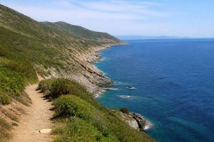 sentier des douaniers cap Corse : le plus beau trek côtier de l’île