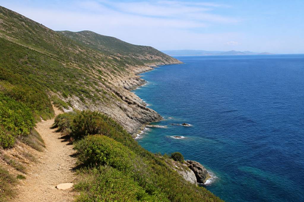 sentier des douaniers cap Corse : le plus beau trek côtier de l’île