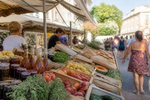 marché de l'Ile Rousse : produits locaux, ambiance et bonnes adresses