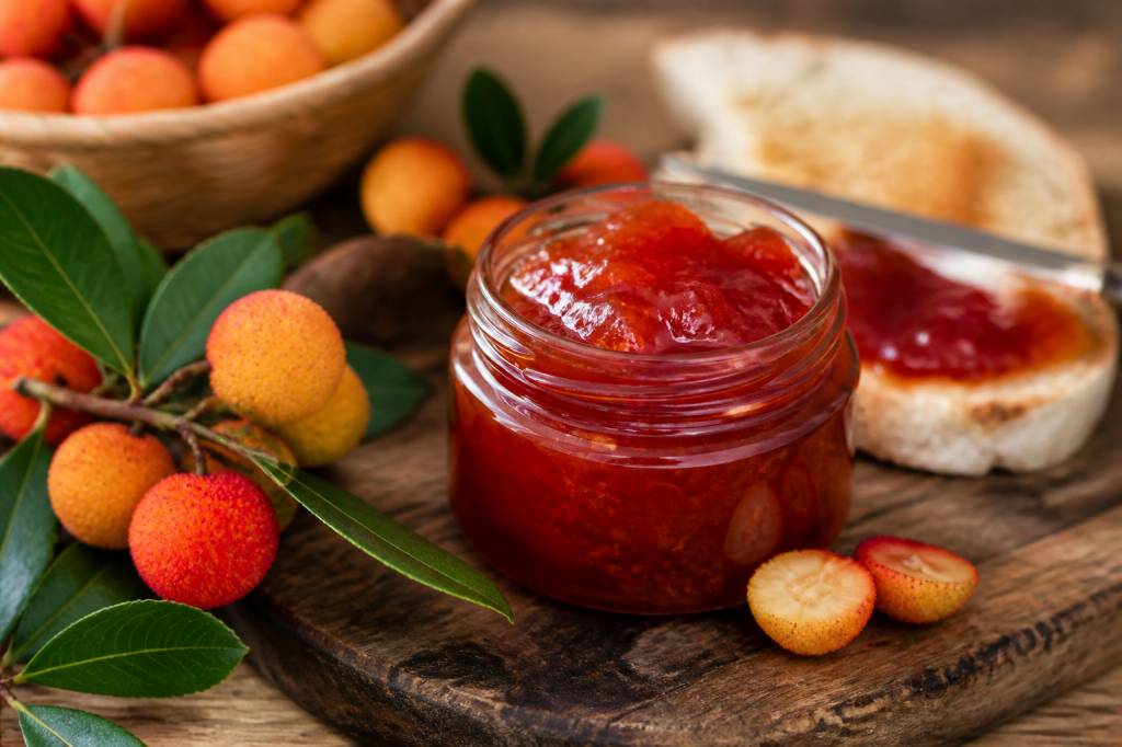 gelee d&rsquo;arbouses : recette corse et astuces pour la réussir à la maison