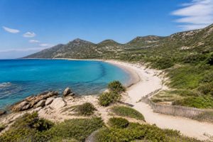 plage de Lozari : accès, ambiance et conseils pour une journée parfaite