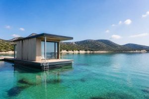 Boat house en Corse : hébergements insolites et conseils pour séjourner sur l’eau