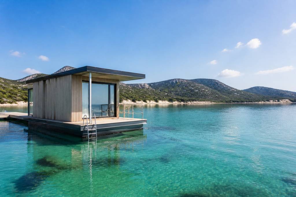 Boat house en Corse : hébergements insolites et conseils pour séjourner sur l’eau